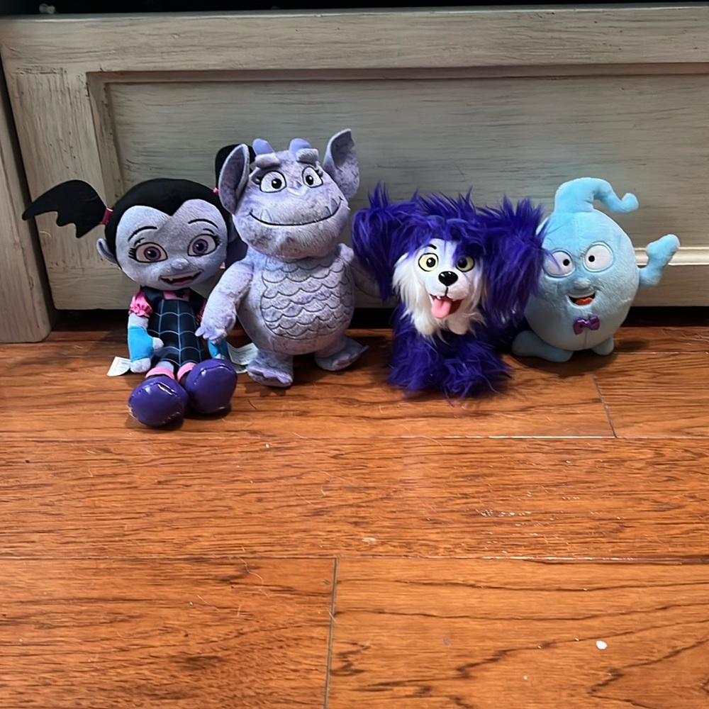 Vampirina Plush Set